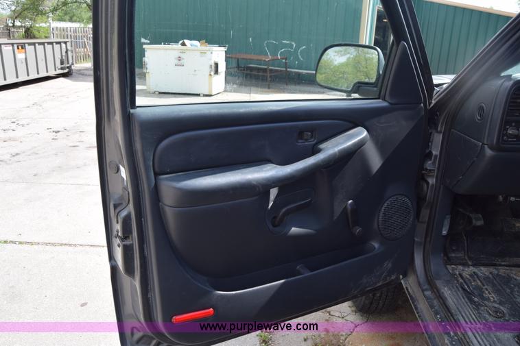 image for item E6401 2001 Chevrolet Silverado 2500HD tow truck