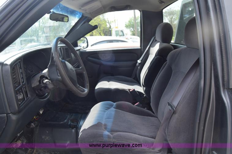 image for item E6401 2001 Chevrolet Silverado 2500HD tow truck