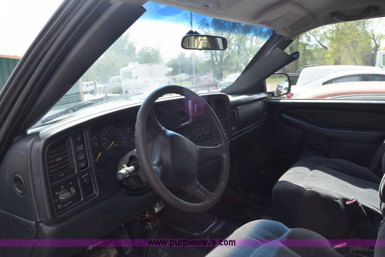 image for item E6401 2001 Chevrolet Silverado 2500HD tow truck