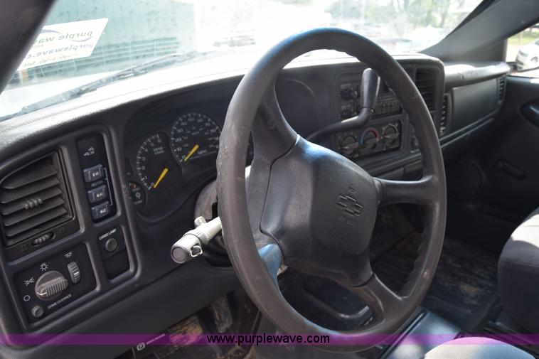 image for item E6401 2001 Chevrolet Silverado 2500HD tow truck