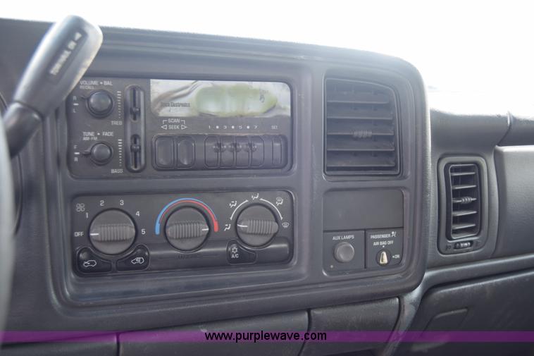 image for item E6401 2001 Chevrolet Silverado 2500HD tow truck