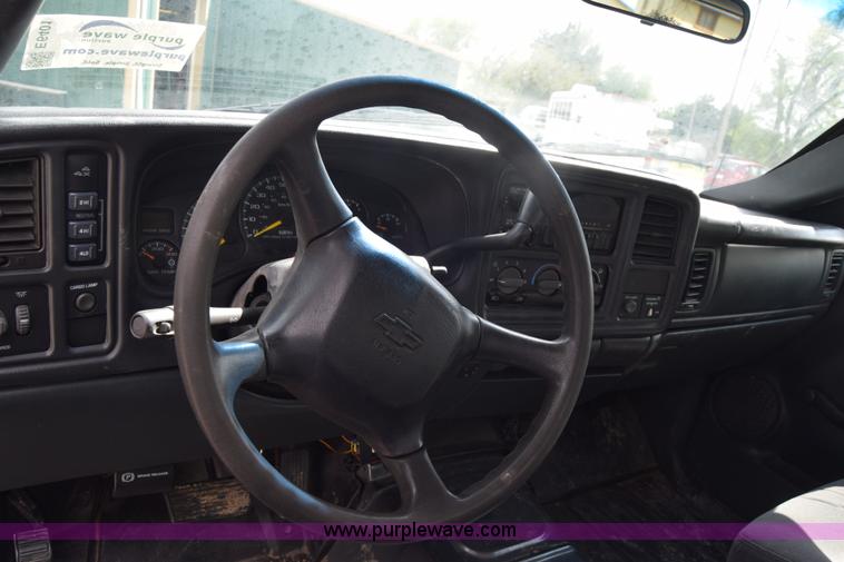 image for item E6401 2001 Chevrolet Silverado 2500HD tow truck