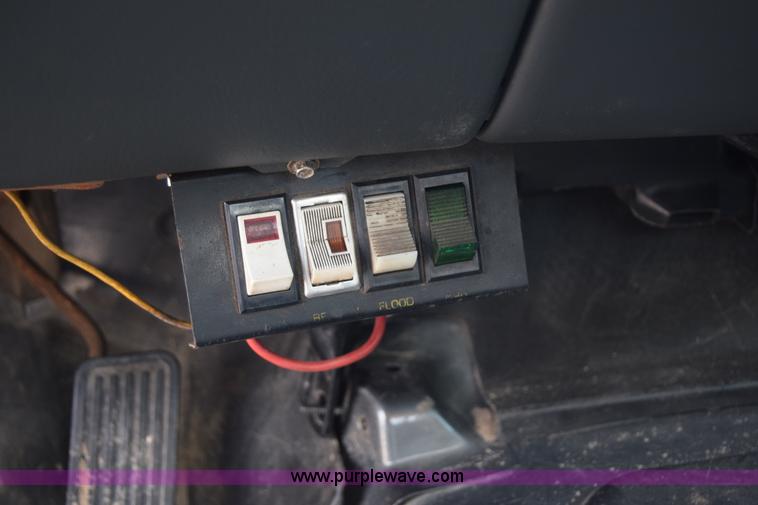 image for item E6401 2001 Chevrolet Silverado 2500HD tow truck