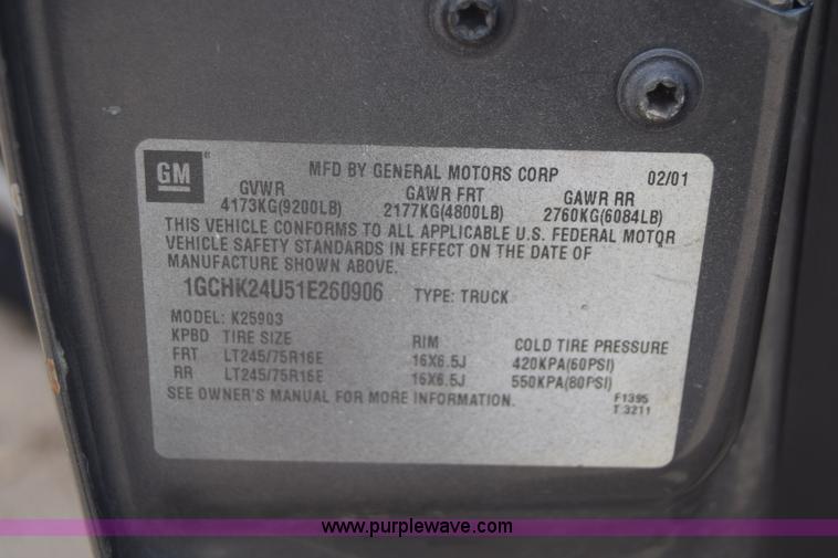 image for item E6401 2001 Chevrolet Silverado 2500HD tow truck