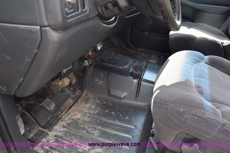 image for item E6401 2001 Chevrolet Silverado 2500HD tow truck