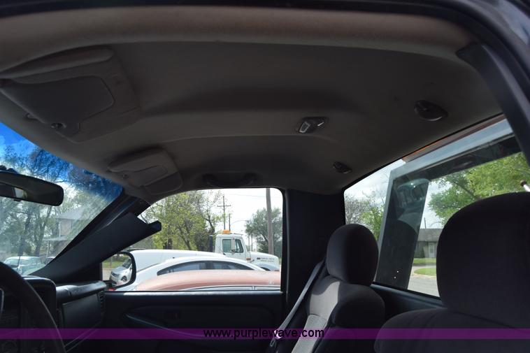 image for item E6401 2001 Chevrolet Silverado 2500HD tow truck