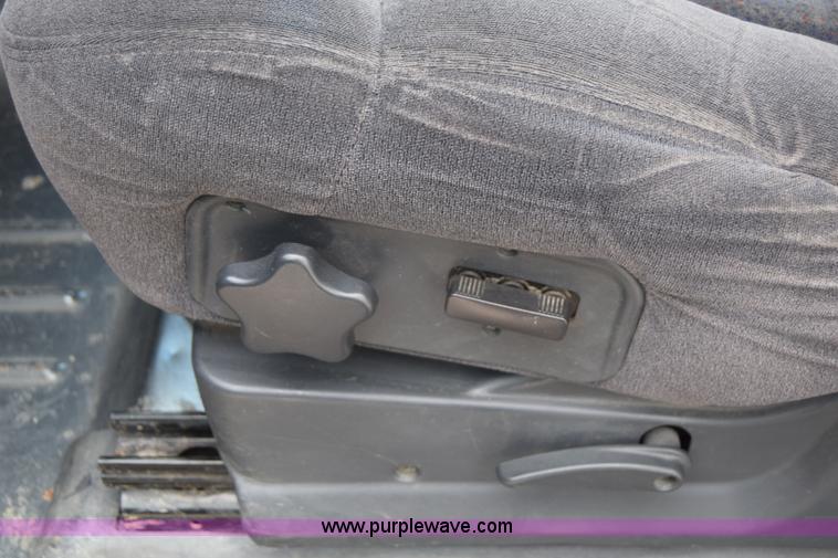 image for item E6401 2001 Chevrolet Silverado 2500HD tow truck