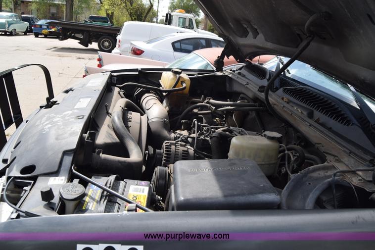 image for item E6401 2001 Chevrolet Silverado 2500HD tow truck