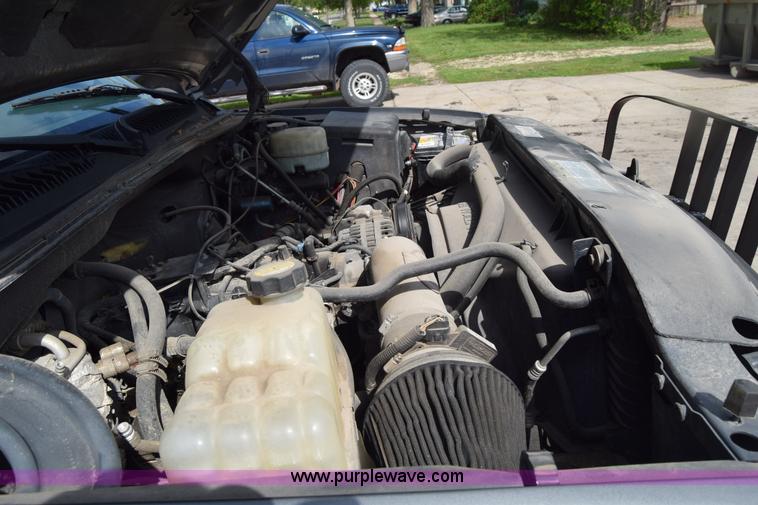 image for item E6401 2001 Chevrolet Silverado 2500HD tow truck