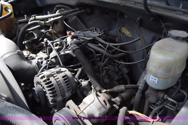 image for item E6401 2001 Chevrolet Silverado 2500HD tow truck