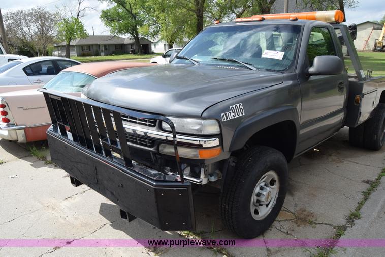 image for item E6401 2001 Chevrolet Silverado 2500HD tow truck