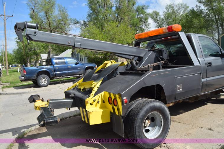image for item E6401 2001 Chevrolet Silverado 2500HD tow truck