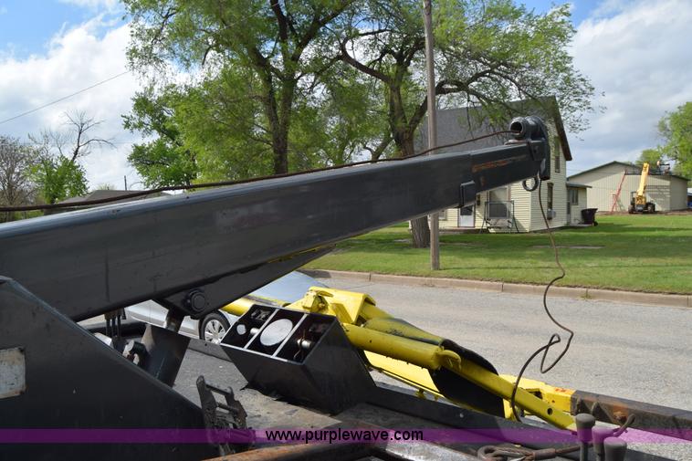 image for item E6401 2001 Chevrolet Silverado 2500HD tow truck