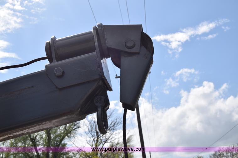 image for item E6401 2001 Chevrolet Silverado 2500HD tow truck