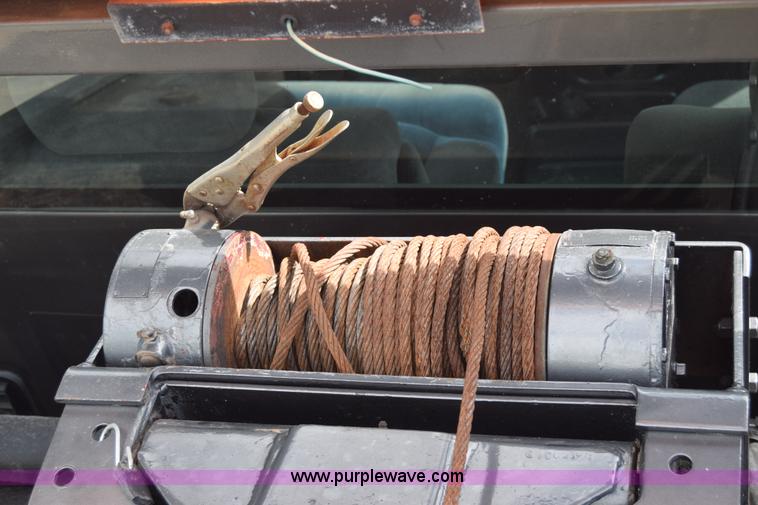 image for item E6401 2001 Chevrolet Silverado 2500HD tow truck