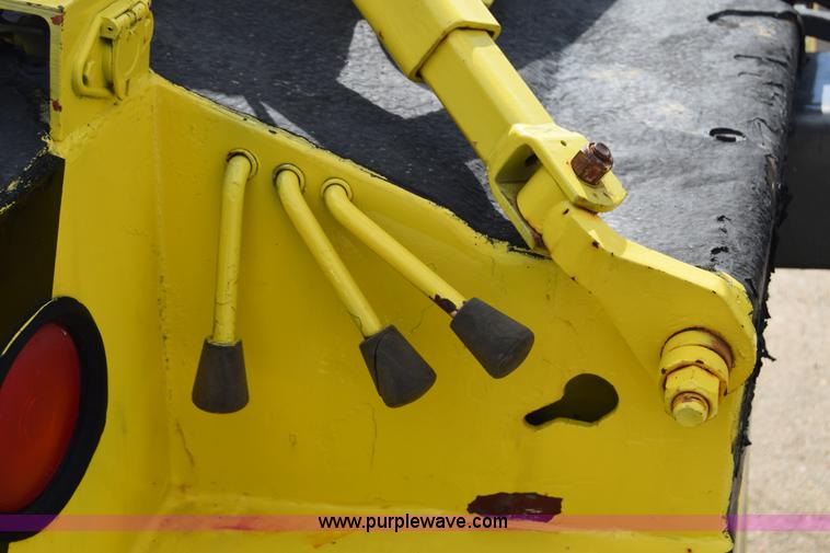 image for item E6401 2001 Chevrolet Silverado 2500HD tow truck