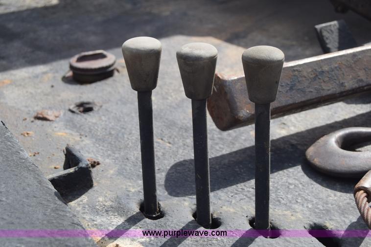 image for item E6401 2001 Chevrolet Silverado 2500HD tow truck