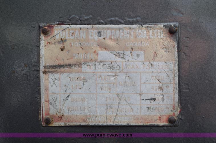 image for item E6401 2001 Chevrolet Silverado 2500HD tow truck