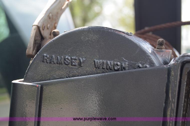 image for item E6401 2001 Chevrolet Silverado 2500HD tow truck