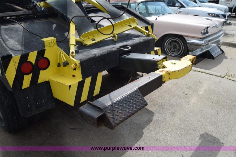 image for item E6401 2001 Chevrolet Silverado 2500HD tow truck