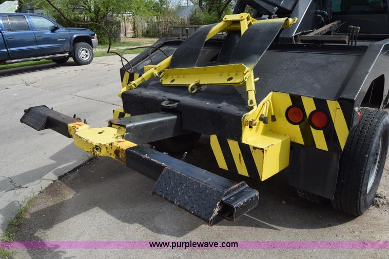 image for item E6401 2001 Chevrolet Silverado 2500HD tow truck