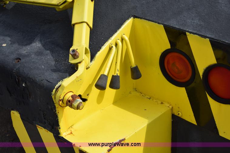 image for item E6401 2001 Chevrolet Silverado 2500HD tow truck