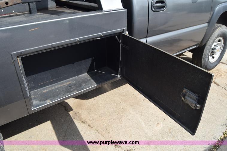 image for item E6401 2001 Chevrolet Silverado 2500HD tow truck