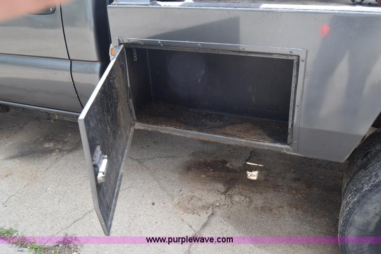 image for item E6401 2001 Chevrolet Silverado 2500HD tow truck