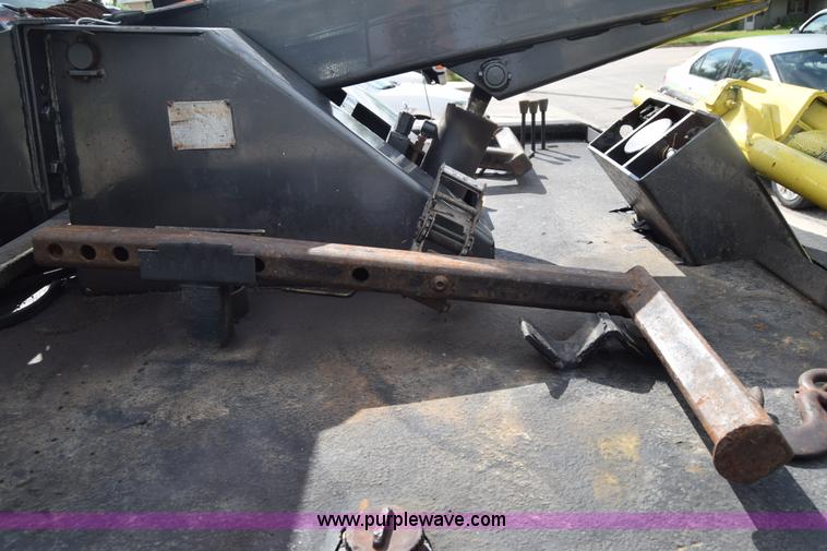 image for item E6401 2001 Chevrolet Silverado 2500HD tow truck