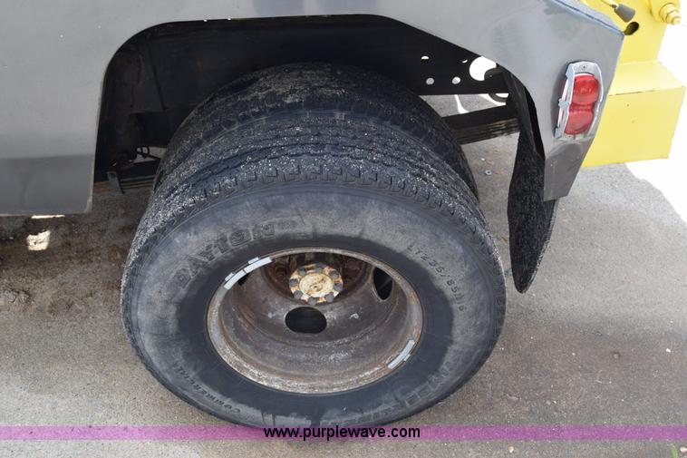 image for item E6401 2001 Chevrolet Silverado 2500HD tow truck