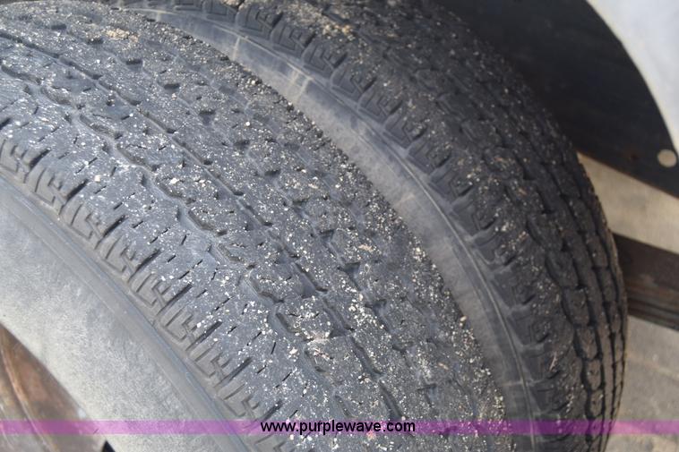 image for item E6401 2001 Chevrolet Silverado 2500HD tow truck