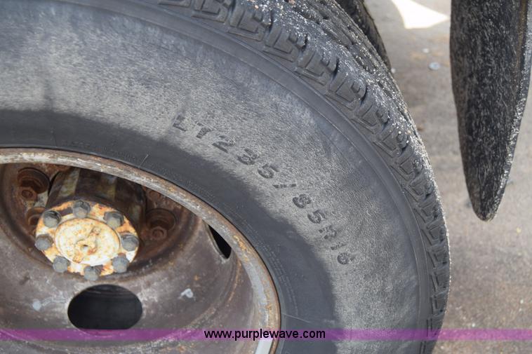 image for item E6401 2001 Chevrolet Silverado 2500HD tow truck