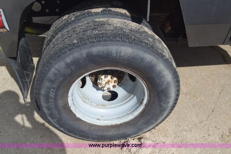 image for item E6401 2001 Chevrolet Silverado 2500HD tow truck