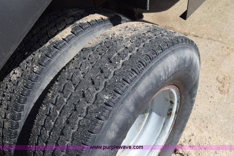 image for item E6401 2001 Chevrolet Silverado 2500HD tow truck