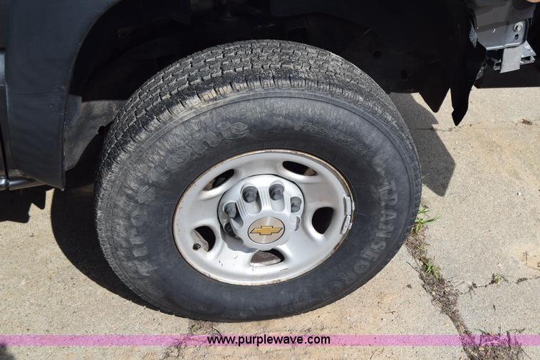 image for item E6401 2001 Chevrolet Silverado 2500HD tow truck