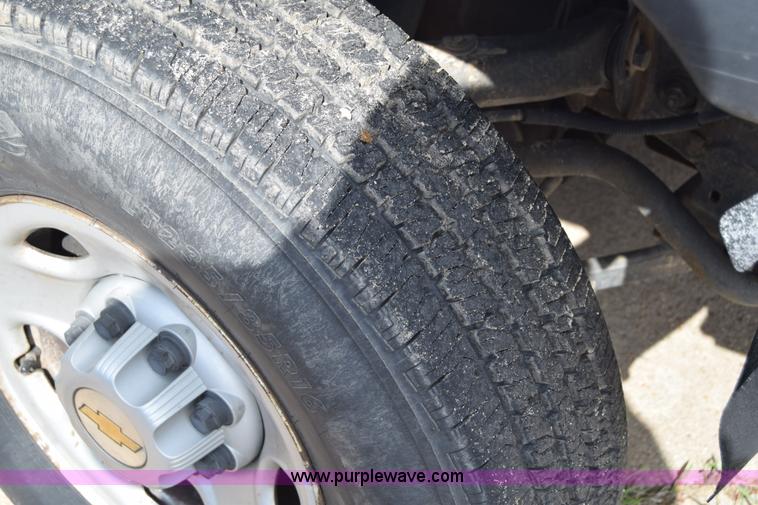 image for item E6401 2001 Chevrolet Silverado 2500HD tow truck