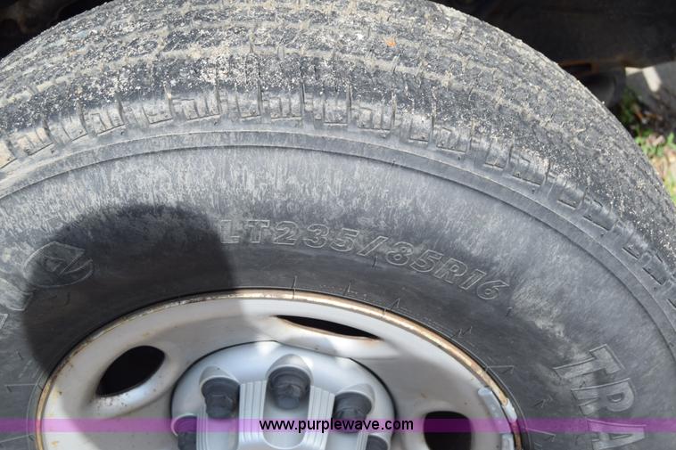 image for item E6401 2001 Chevrolet Silverado 2500HD tow truck