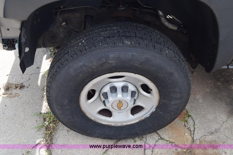 image for item E6401 2001 Chevrolet Silverado 2500HD tow truck