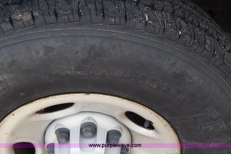 image for item E6401 2001 Chevrolet Silverado 2500HD tow truck