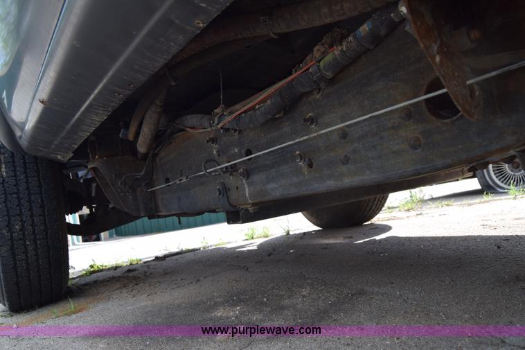 image for item E6401 2001 Chevrolet Silverado 2500HD tow truck