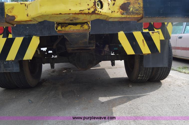 image for item E6401 2001 Chevrolet Silverado 2500HD tow truck