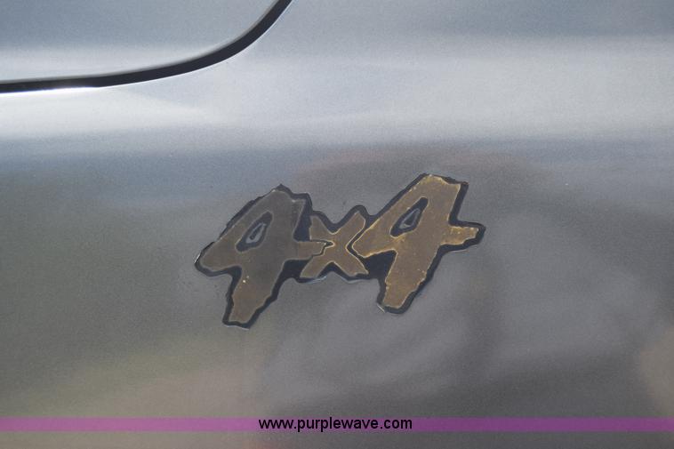 image for item E6401 2001 Chevrolet Silverado 2500HD tow truck