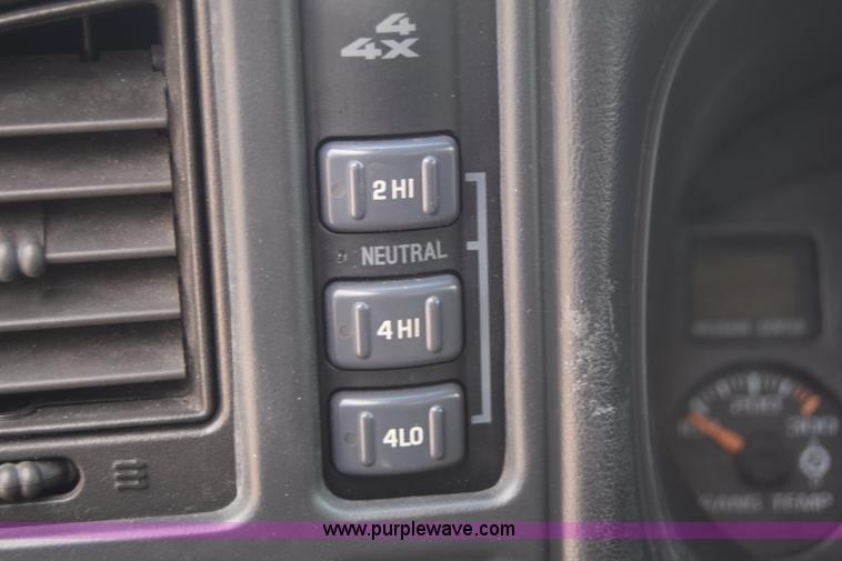 image for item E6401 2001 Chevrolet Silverado 2500HD tow truck