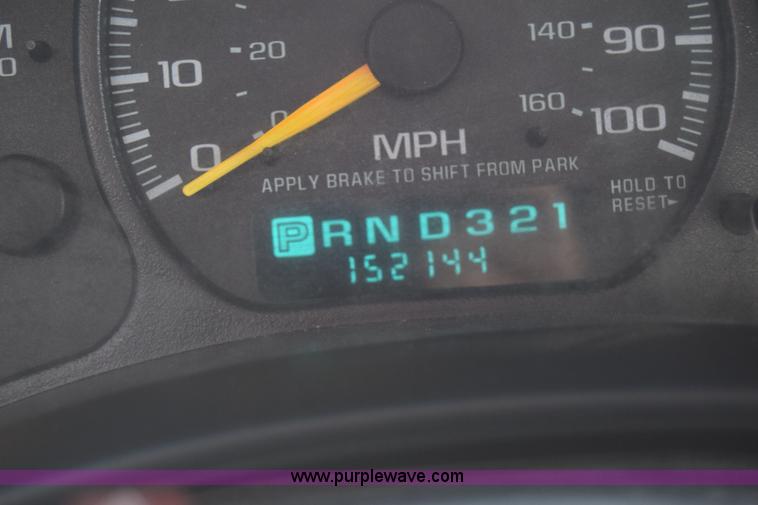 image for item E6401 2001 Chevrolet Silverado 2500HD tow truck