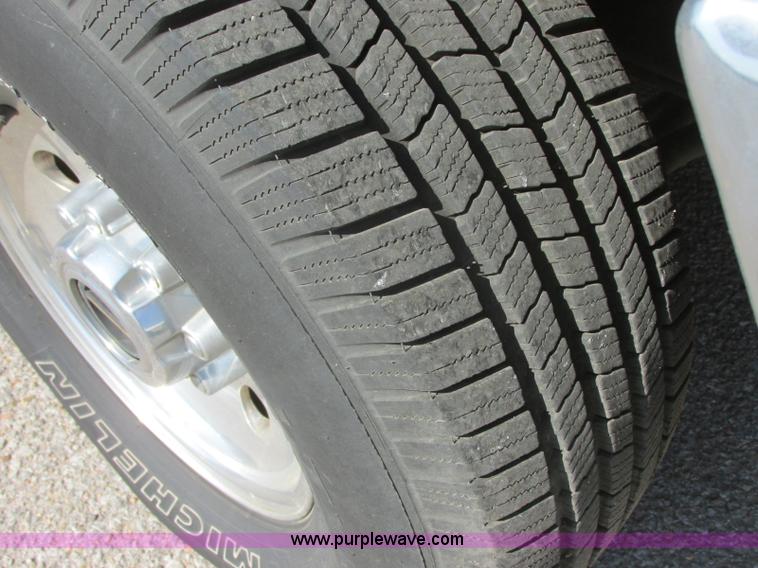 image for item E6419 2001 Ford Excursion SUV