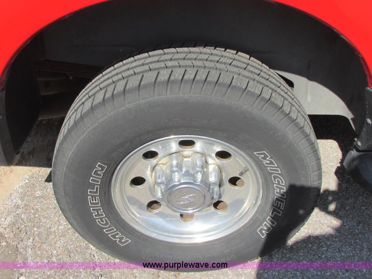 image for item E6419 2001 Ford Excursion SUV