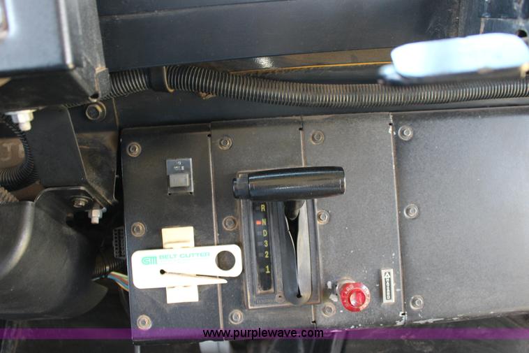 image for item F7682 1999 Chevrolet B7 school bus