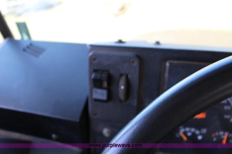 image for item F7682 1999 Chevrolet B7 school bus