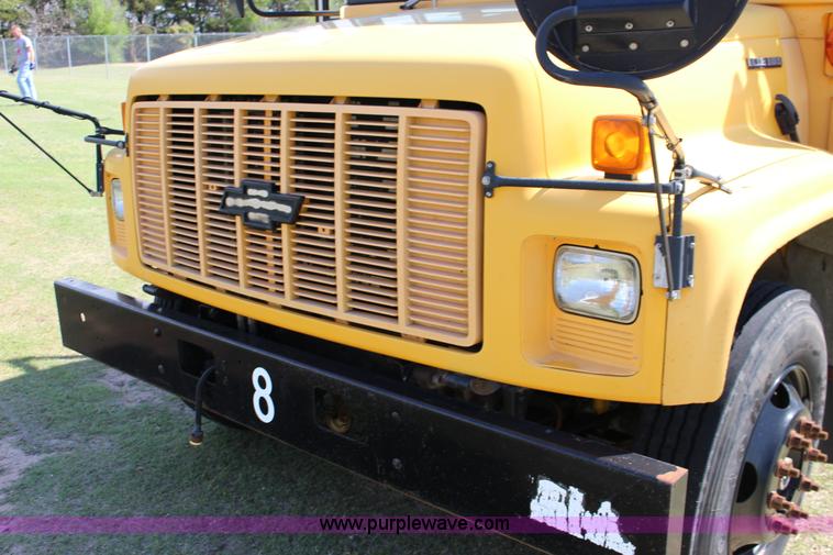 image for item F7682 1999 Chevrolet B7 school bus