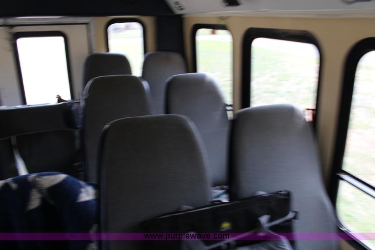 image for item F7687 1988 Ford Econoline E350 bus